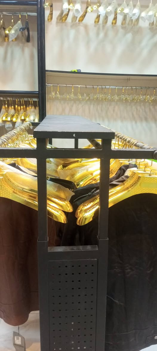 كلشي للبيع ديكور وستاندات حديد وملابس وجام وكامرات وسبلت يعني المحل كله معروض للبيع رقمي واتساب ***********
