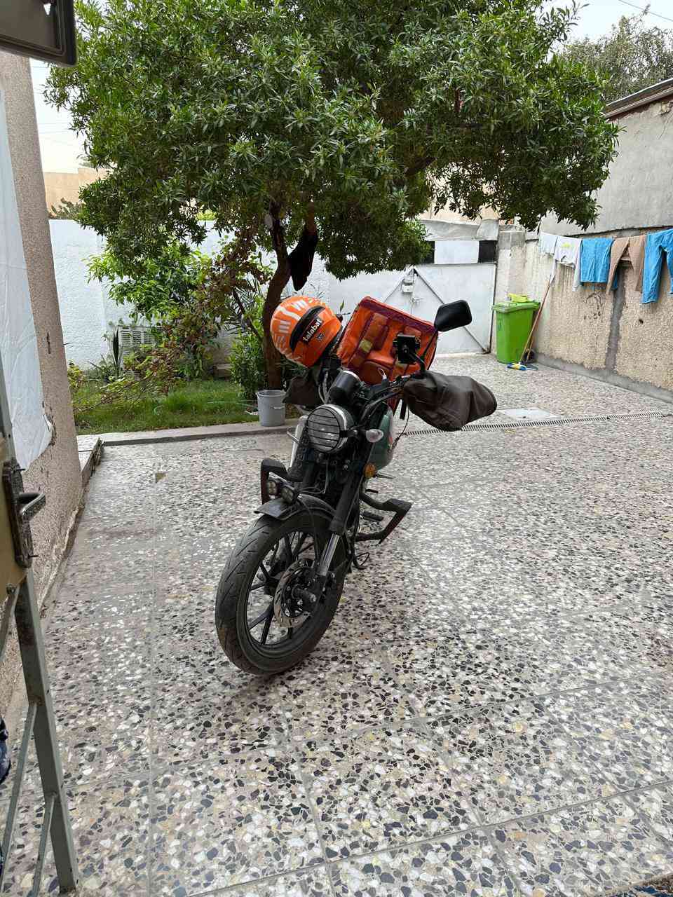 دار للبيع 200 متر طابق و نص تجاوز
العنوان الزعفرانيه  يحتوي ع 4 غرف نوم  استقبال مطبخ حار مطبخ بارد صحيات فوك و جوه و خارجيه و مخزن و ترك  و كراج كبير و حديقه بيت خير من الله  السعر خاص او اتصل ***********
