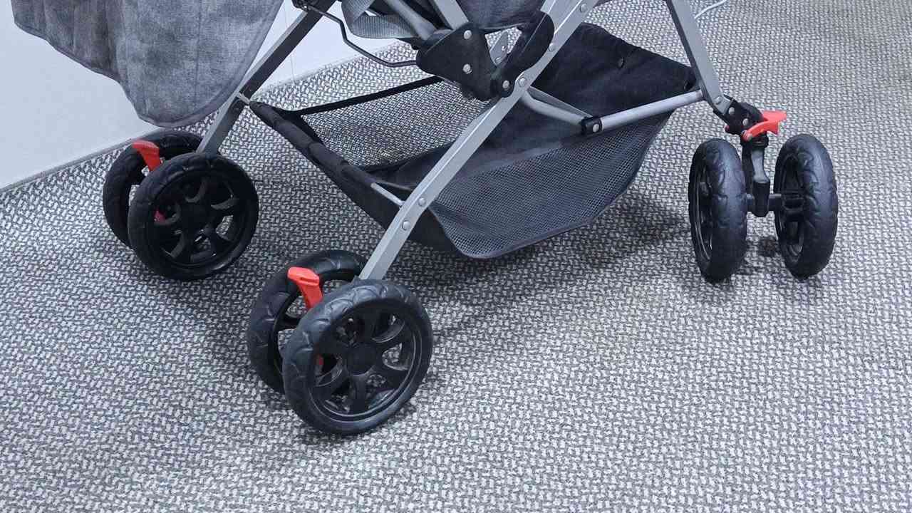 للبيع عربانة اطفال نوعية Bravo  مستعملة شي قليل الظهر. يصير كعدة ونوم
مريحة كلش وجبيرة تايراتها نظيفة
وتندفع من الخلف ومن الامام كما موضوح بالفيديو 
السعر ٣٥ وبيها مجال  مكاني بغداد ساحة ميسلون  للاستفسار ***********
