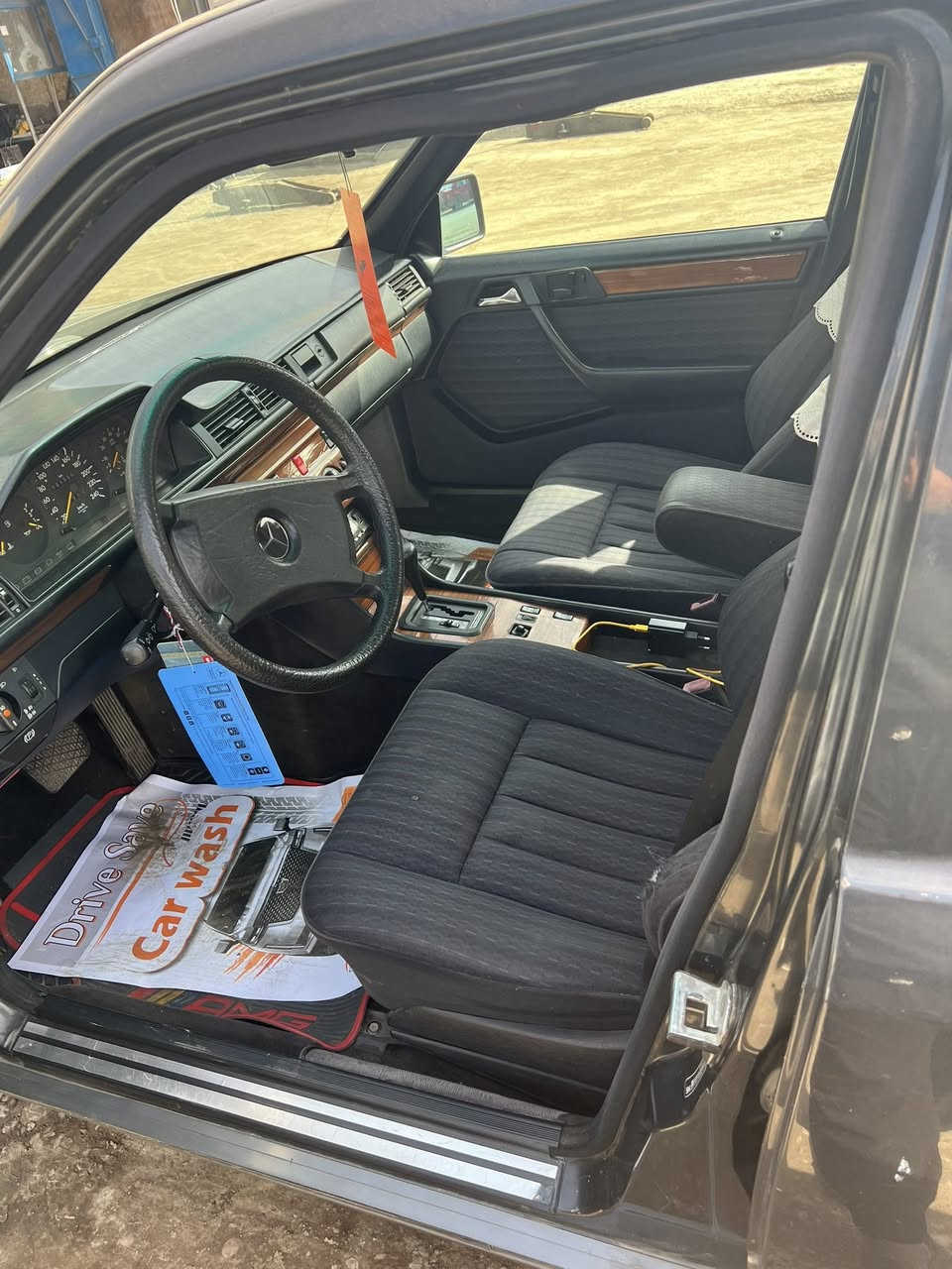 سلام عليكم مارسيدس دب موديل 1990 خير من الله صدر جديد مجموعه بانزين جديده سياره خير من الله ماناقصها شي للاستفسار ‭0770 648 3291‬
