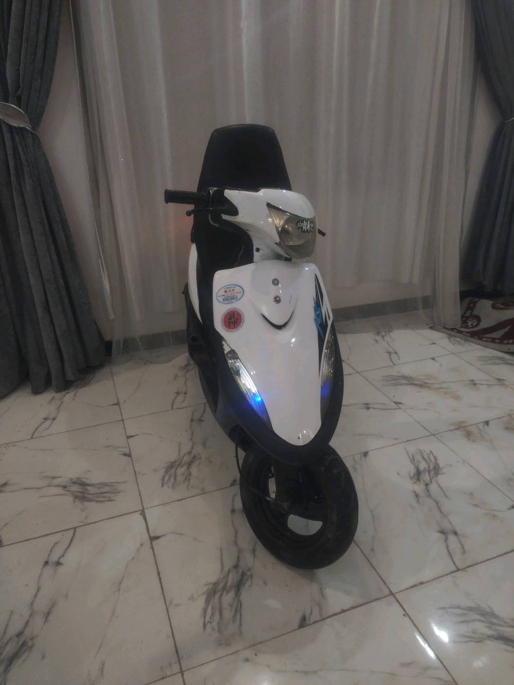  السلام عليكم ماكس عدل ما مفتوحه دراجه ملحه كهربايات كلهة شغاله طوافه بانزين عداد سرعه دشبول كله شغاله بيه صالنصه نحله بس واقيه طاك مكينه خرس
 شلعه خير من الله معدل 110 تقفل شرط عله فحص *********** مكاني بغداد الشعله الدوانم 