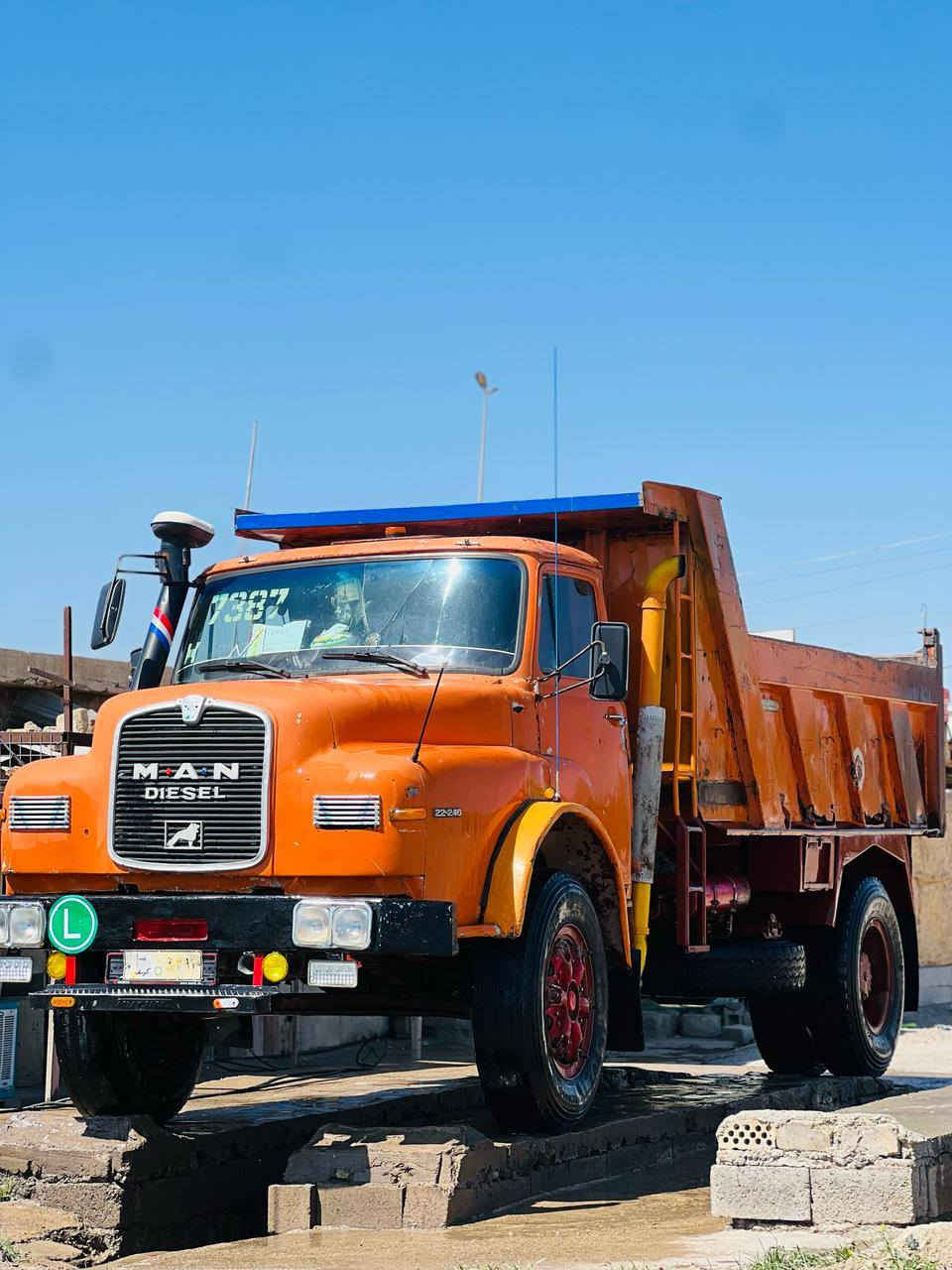 سلام عليكم مان 82 رقم جديد إنكليزي شرط تحويل 
مكينه كير اكسن مكفولات...
شاصي مكفول بس يم الجعمقه..
تبريد شغال...
دوشمه داخل جديد كهربائيات كلها شغاله
تخم تاير...
الاستفسار أتصل ***********
