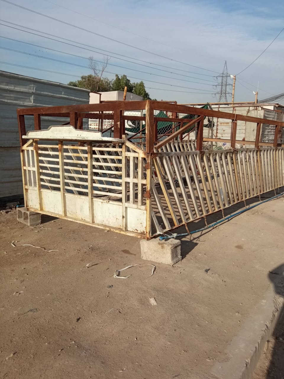 محجر كنتر نضيف طواله 5متر وعرضه مترين 20مكان بغداد بلديات ***********
