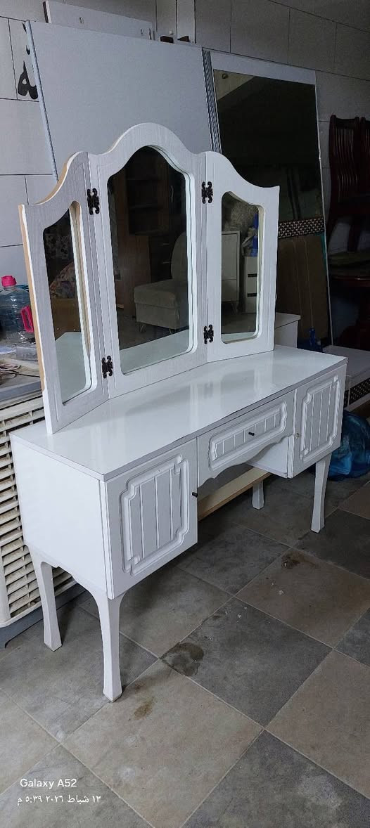 ميز تواليت كلش نضيف للبيع وبسعر ٦٠الف الاستفسار الاتصال ع*********** شارع سالم خلف شركه كورك قرب دائره الكهرباء
