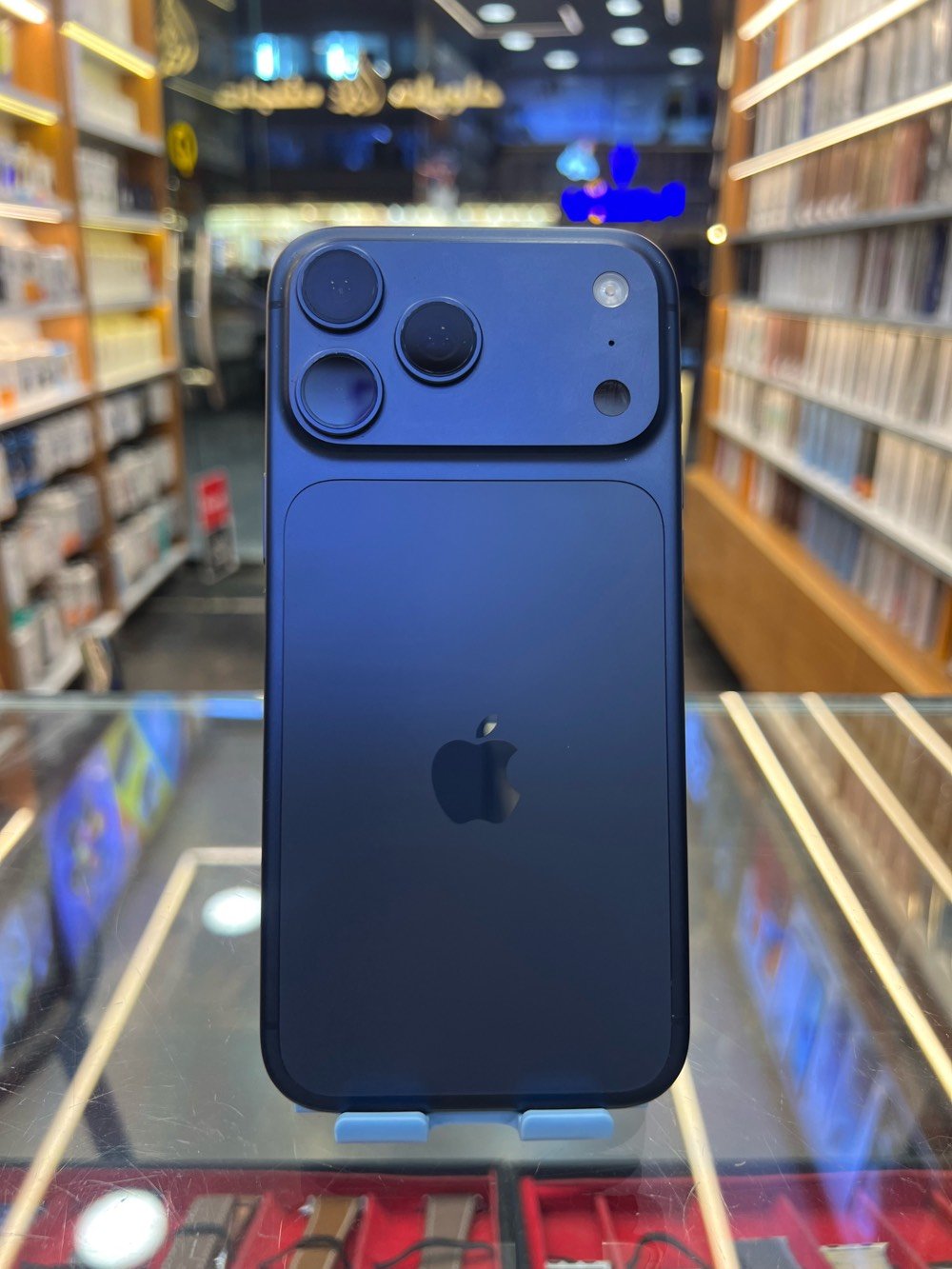 IPHONE 17 PRO MAX🔥 
مستعمل سعر 1,750,000د.ع. 
للاستفسار زورونا في محل الخط الذكي شارع 14 رمضان مقابل حلويات المنار او الاتصال على ***********