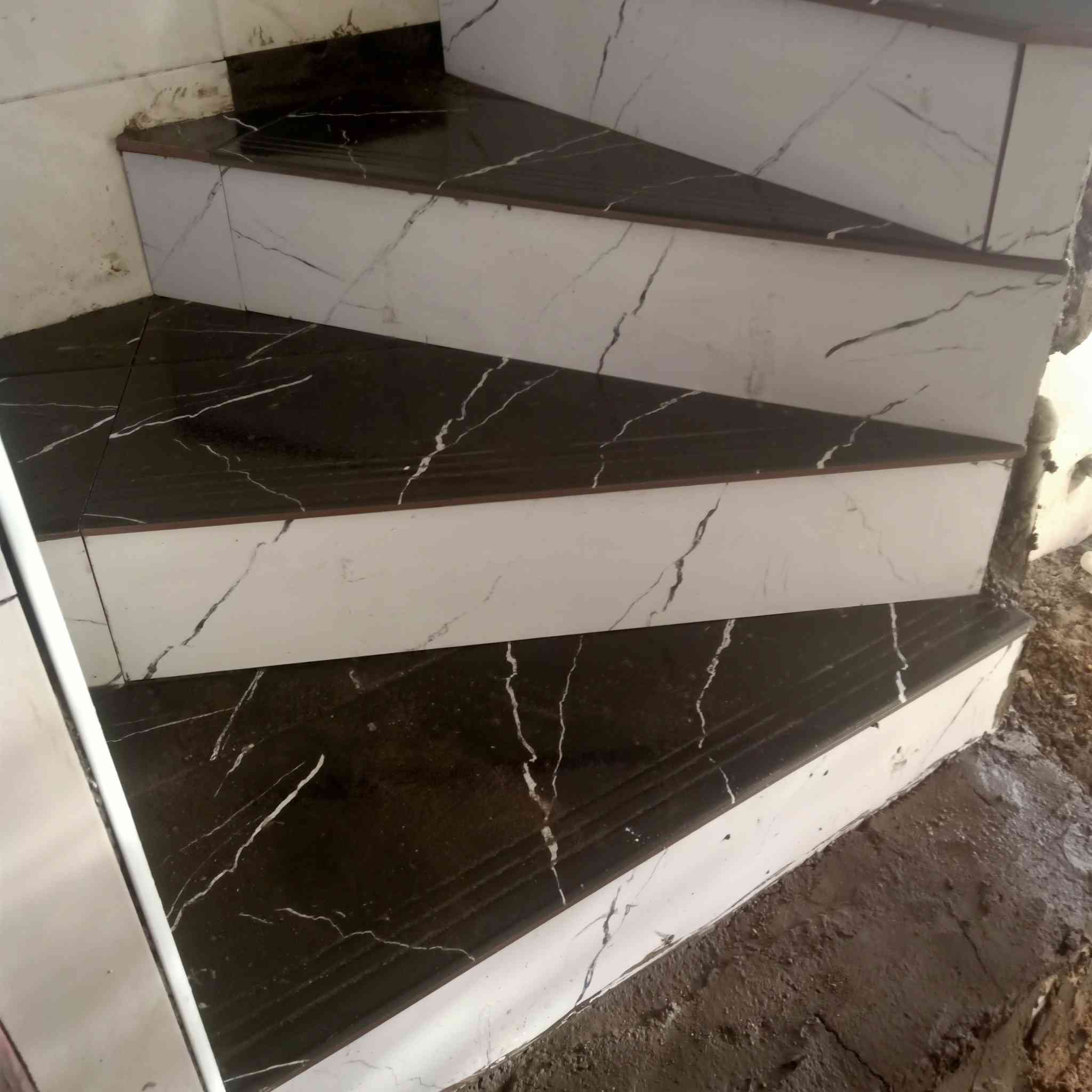 السلام عليكم ورحمه الله متواجد خلفا سيراميك ارضيات وجدران ووجيهات شغل درجة اول وت ساب  ***********
