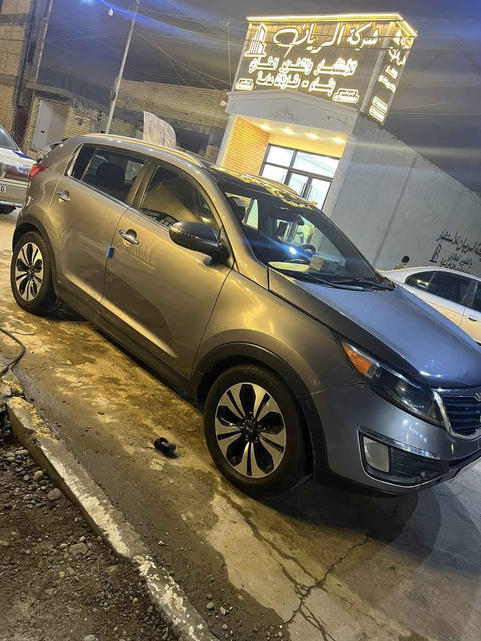 السلام عليكم للبيع كيا سبورتج موديل ٢٠١٣ فول مواصفات sx  
١. بصمه 
٢. ⁠بانوراما 
٣. ⁠كشنات جلد 
٤. ⁠شاشه اندرويد 
٥. ⁠كامره اماميه 
٦. ⁠كشنات تدفئه تبريد 
٧. ⁠مانع انزلاق 
٨. ⁠تبريد شاشه ❄️ 
٩. ⁠فول تحكم ستيرن 
١٠. ⁠حساسات 
سياره جاهزه ما تصرف عليها دينار رقم جديد مكانها الغزاليه نهايه شارع البداله بيها مكانات صبغ أبيع حزام شرط بدون دواخل لا شواصي ولا لغود للاتصال *********** السعر 110 وبيها مجال شي قليل
