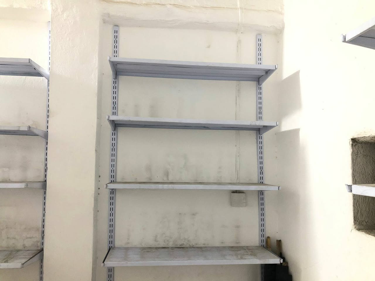 السلام عليكم رفوف عدد 28 وميز ومبردة للبيع بسعر 400 الف للاستفسار الاتصال على الرقم *********** العنوان بغداد/حي القاهرة/الدلفيه
