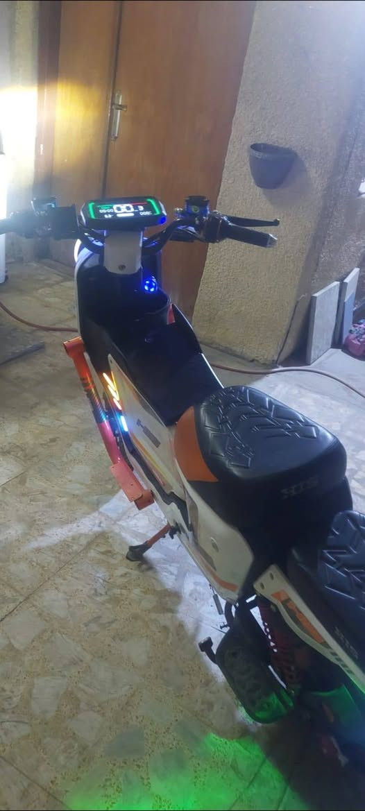 الدبابة H900 🚀 (قوة.. أمان.. توفير)
السرعة: 60 كم/ساعة واقعية مع ثبات عالي 🏁.
​البطارية: 5 بطاريات كبار (تمشيك 45-60 كم بالشحنة) 🔋.
​ناقل الحركة: 4 نمر للتحكم الكامل ⚙️.
​نظام الفرامل: بريكات دهن (هيدروليك) لقوة توقف جبارة 🛑.
​الأمان الذكي: بصمة (عدد 2) + إنذار ضد الحركة والأصوات العالية 🛡️.
​الراحة: مقاعد مريحة جداً + مثبت سرعة للمسافات ☁️.
​الإضاءة: نظام LED قوي جداً للرؤية الليلية 🔦.
​الإضافات: نظام "بك" (رجوع للخلف) + حجم 16 + شاحنة أصلية 🔄. السعر سعر البلااااش 375 وقابل للتفاوض ورقمي ***********
