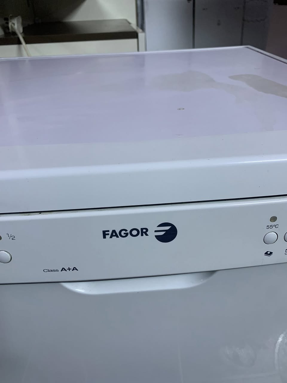 غساله مواعين. تشتغل بس بيها خلل مترش من فوك فقط. السعر ٦٠  عله وضعها ***********
