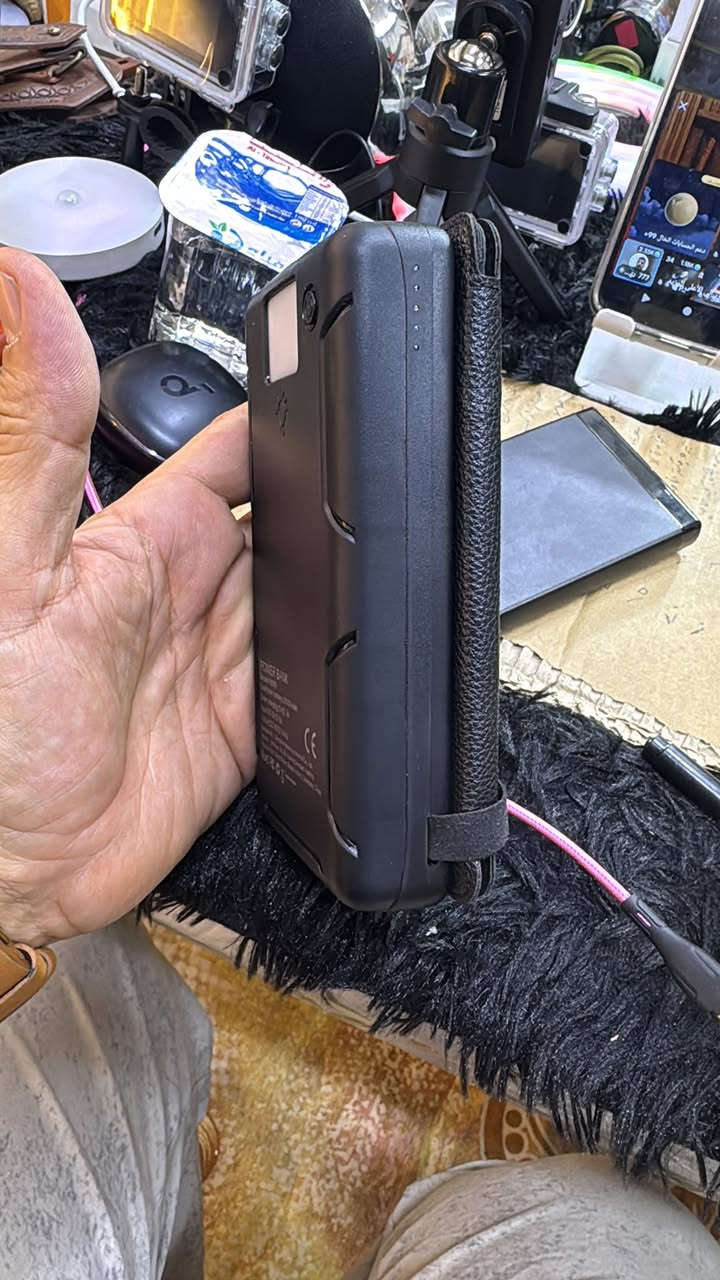 شاحن شمسي محمول (Solar Power Bank).
يحتوي على ألواح شمسية مدمجة لتحويل ضوء الشمس إلى طاقة كهربائية لتخزينها وشحن الأجهزة الإلكترونية. 
يمكن شحنه أيضاً عبر القابس الكهربائي التقليدي، وهو أسرع بكثير من الشحن الشمسي. 
يعتبر خياراً مناسباً للطوارئ أو أثناء السفر والمناطق التي تفتقر للكهرباء. 
قدرة  20,000 مللي أمبير،
اعلى سعر ابيع توجد خدمة توصيل


**إذا كنت صاحب هذا الإعلان وتريد حذفه لأي سبب، رجاءا أرسل رسالة إلى الدعم الفني**