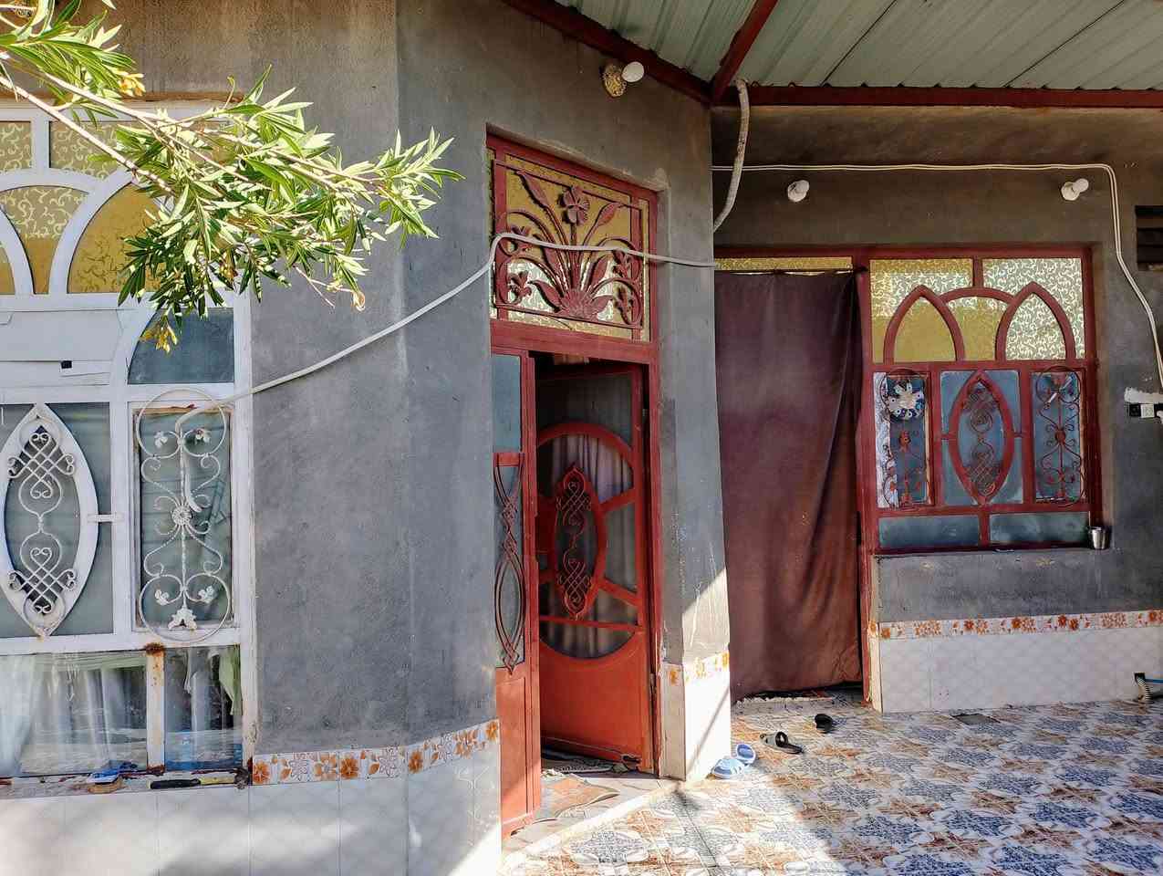 بيت للبيع ناحية الفظلية شارع المحطه قريب على شارع 40 فرع مركز روج المساحه 155 يتكون الطابق الارضي من غرفتين وصاله ومطبخ واستقبال وصحيات خارجيه وتوجد غرفه بالطابق الاول للاستفسار الرقم ***********
