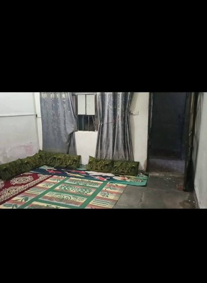 سلام عليكم بيت طابقين 90 متر مسلح يتكون من حوش وتواليت خارجي واستقبال ومطبخ وغرفة كبيرة وحمام داخلي الطابق الثاني يتكون غرفتين كبيرتين وحمام وتواليت مشترك كاشي وسيراميك وبيتونه كبيره مسلح البواري دفن خطين حار وبارد كهرباء وطنية وسحب و انترنيت العنوان الاستكشافات قرب سيطرة وليد خلف الدائرة نهاية الفرع للاستفسار على الرقم ***********
