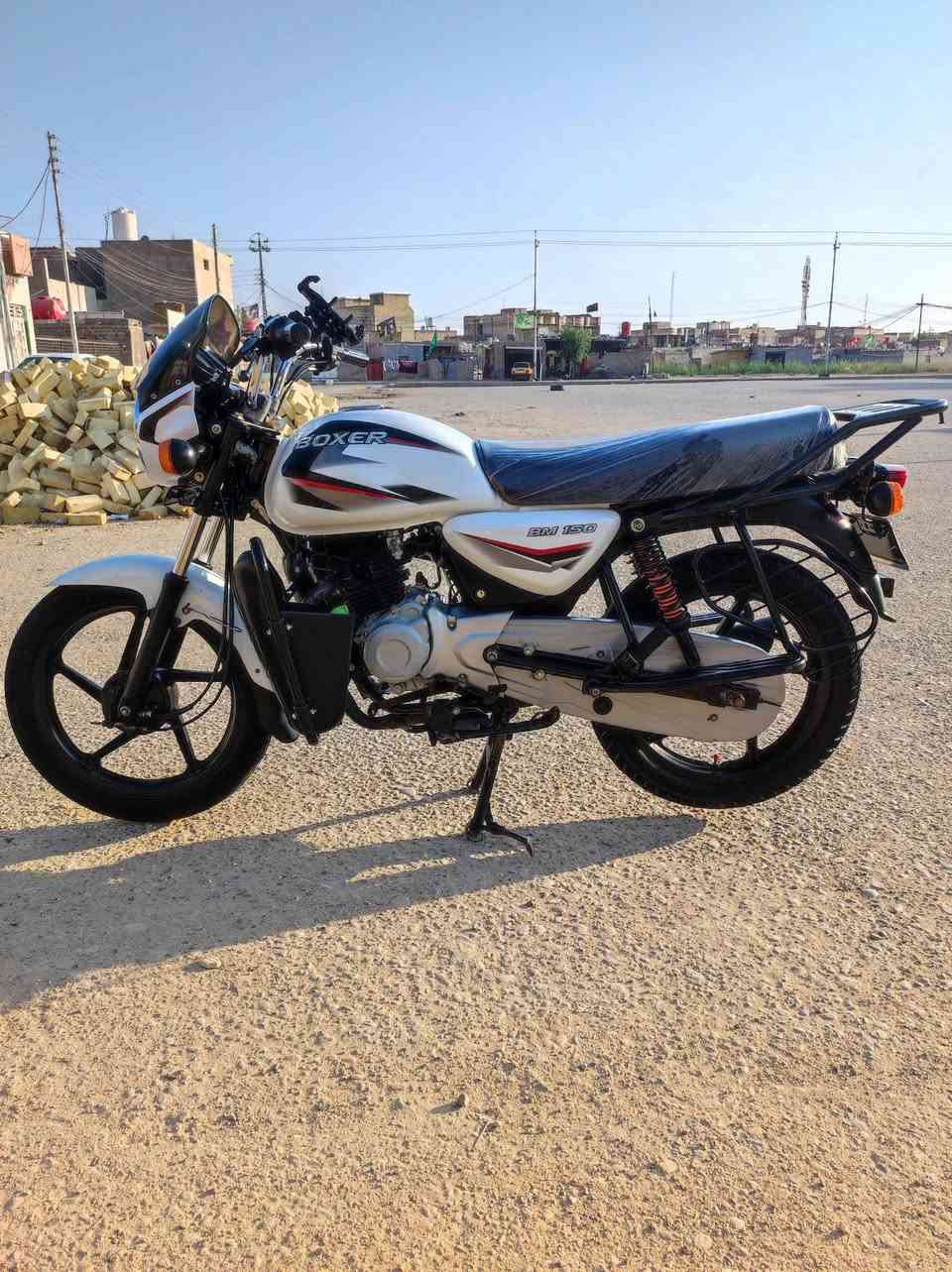 سلام عليكم شباب دراجه بوكسر موديل 2022
طالعه بل 2024 مرقمه دراجه مكفوله من كلشي 
دراجه ولا تنقص ولا تبخر ولا مفتوحه 
لايت ثلجي. الصلي سكن ثلجي كهربائيات كله شغاله 
دراجه فول نضافه مال جناي 
سعر 2300// مكان دراجه ميسان 
تصل وتدلل رقم ***********
