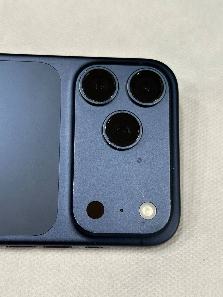📱 iPhone 17 Pro Max للبيع

🔹 السعة: 256GB
🔹 اللون: أزرق تيتانيوم
🔹 نسخة أمريكية
🔹 صحة البطارية: 100%
🔹 عدد دورات الشحن: 13 فقط
🔹 ضمان Apple ساري حتى 02/11/2026

الجهاز يعمل بكفاءة ممتازة وجميع الوظائف تعمل بشكل طبيعي.

يوجد كسر في الزاوية السفلية اليسرى من الشاشة مع بقعة حبر صغيرة، واللمس والألوان والسطوع تعمل بشكل طبيعي والجهاز جاهز للاستخدام المباشر.

الظهر وعدسات الكاميرا بحالة ممتازة، مع آثار استخدام خفيفة جداً على الحواف.

❌ بدون كرتون

💰 السعر: 1,425,000 قفل بدون عملة بغداد, العراق


**إذا كنت صاحب هذا الإعلان وتريد حذفه لأي سبب، رجاءا أرسل رسالة إلى الدعم الفني**
