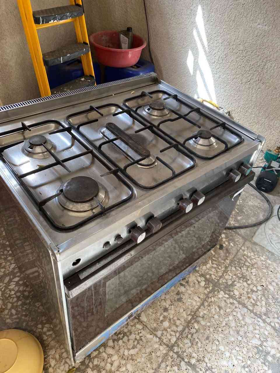 سلام عليكم
طباخ للبيع نظافه مثل موضح أمامكم 
فقط الباب مال فرن بيها رخوه شويه
والفرن ناره شويه ضعيفه يرادله تنضيف
السعر 125
العنوان الدوره 
الرقم ‭0777 478 2603
