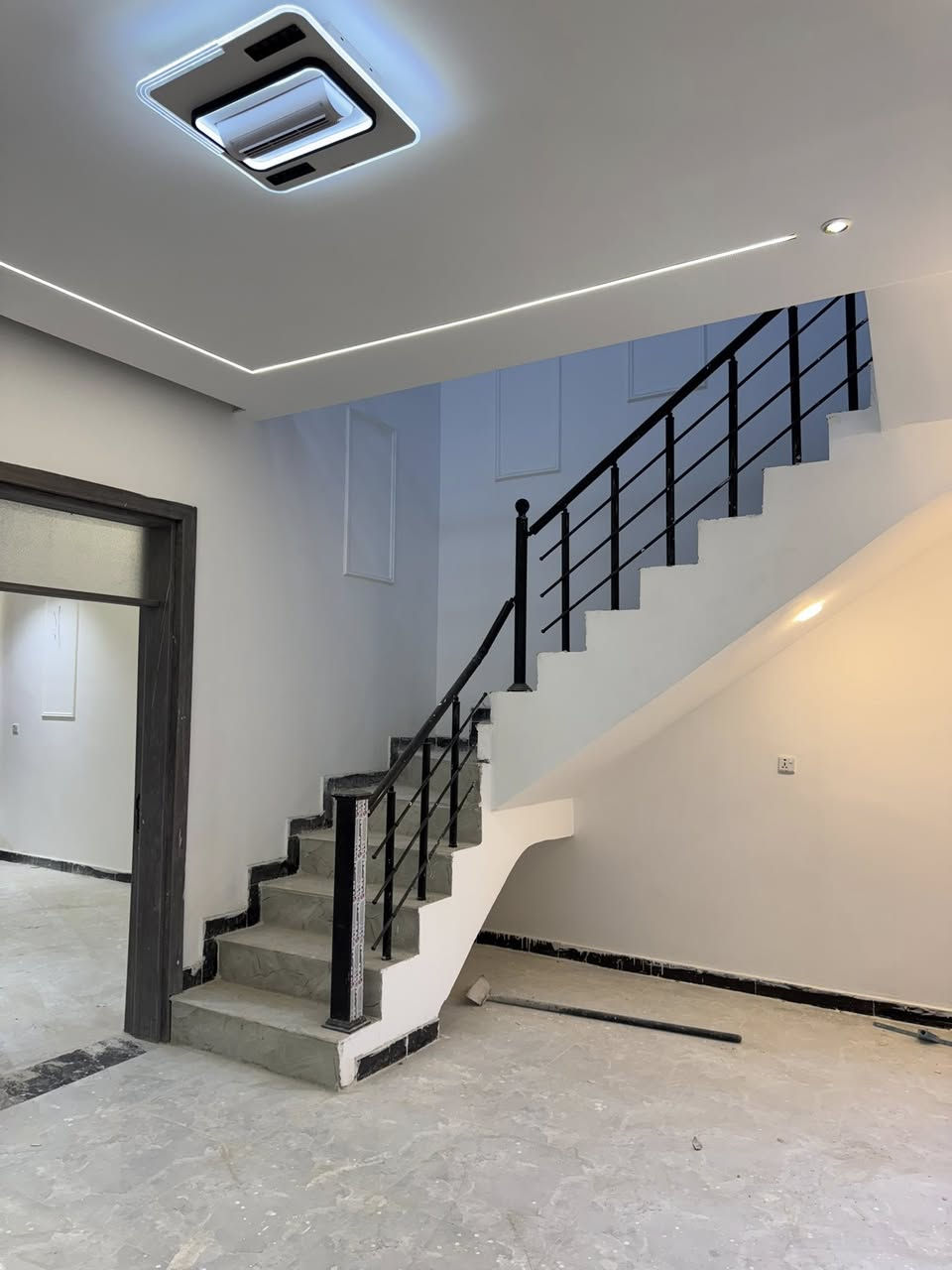 السلام عليكم دار للبيع 100 متر واجهة 6 وربع نزال 16 بيت طابق ونصّ  يحتوي على ثلاثه غرف نوم ستقبال مطبخ وحولي حمامات عدد 3 المكان البوعيثه العدل الأول  للاستفسار ***********
