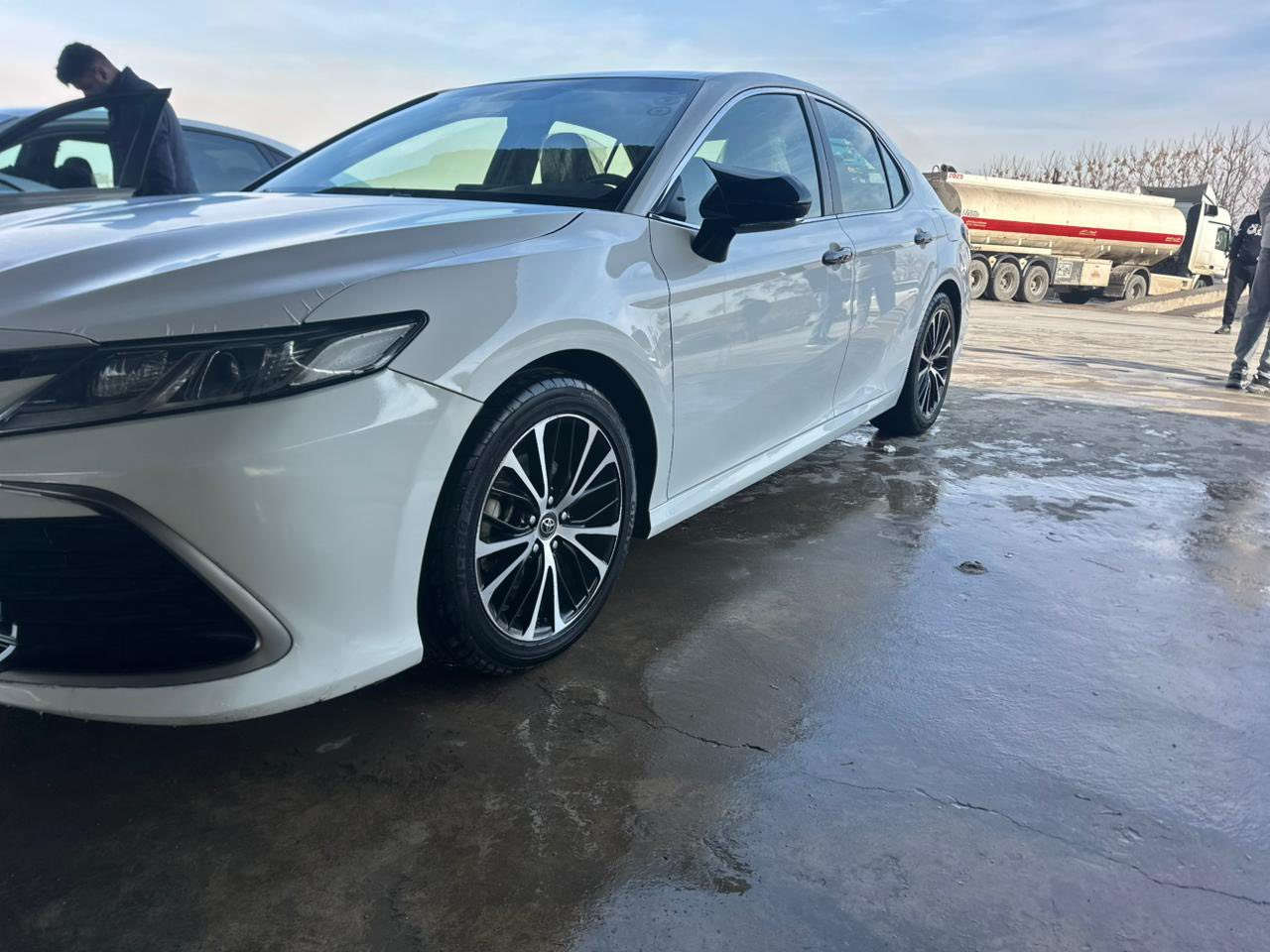 تويوتا كامري 2022 شركة  ماشية 90 الف كيلو بيها شبر تعديل بل باب وراء سكن بدون صبخ سيارة مواصفات LE حساسات رادار تحويل غرامة بشرط سعر سيارة 225 بيها مجال شراء يتصل الارقام تالية علي واتساب ***********
