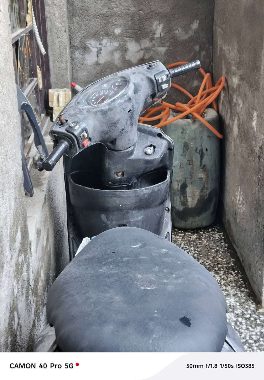 السلام عليكم حبيبي
دراجة بريز 140 شغاله وتمشي اني ابيع كوم حديد 
مكاني بغداد البلديات سعر 350 وبيهه مجال ***********
