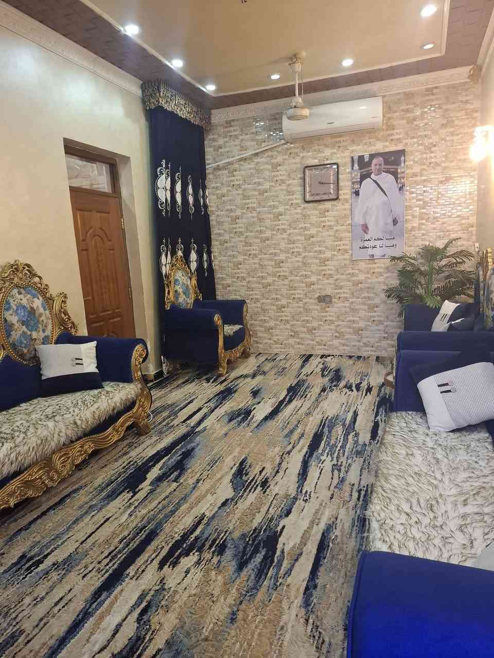 نصف قطعه خلفيه بناء حديث طابقين صاله كبيره مطبخ واستقبال وخدمات والطابق الثاني غرفتين وخدمات  وفوگ بيتونه كبيره وسطح يحتوي على مخزن للا ستفسار الاتصال على الرقم ***********
