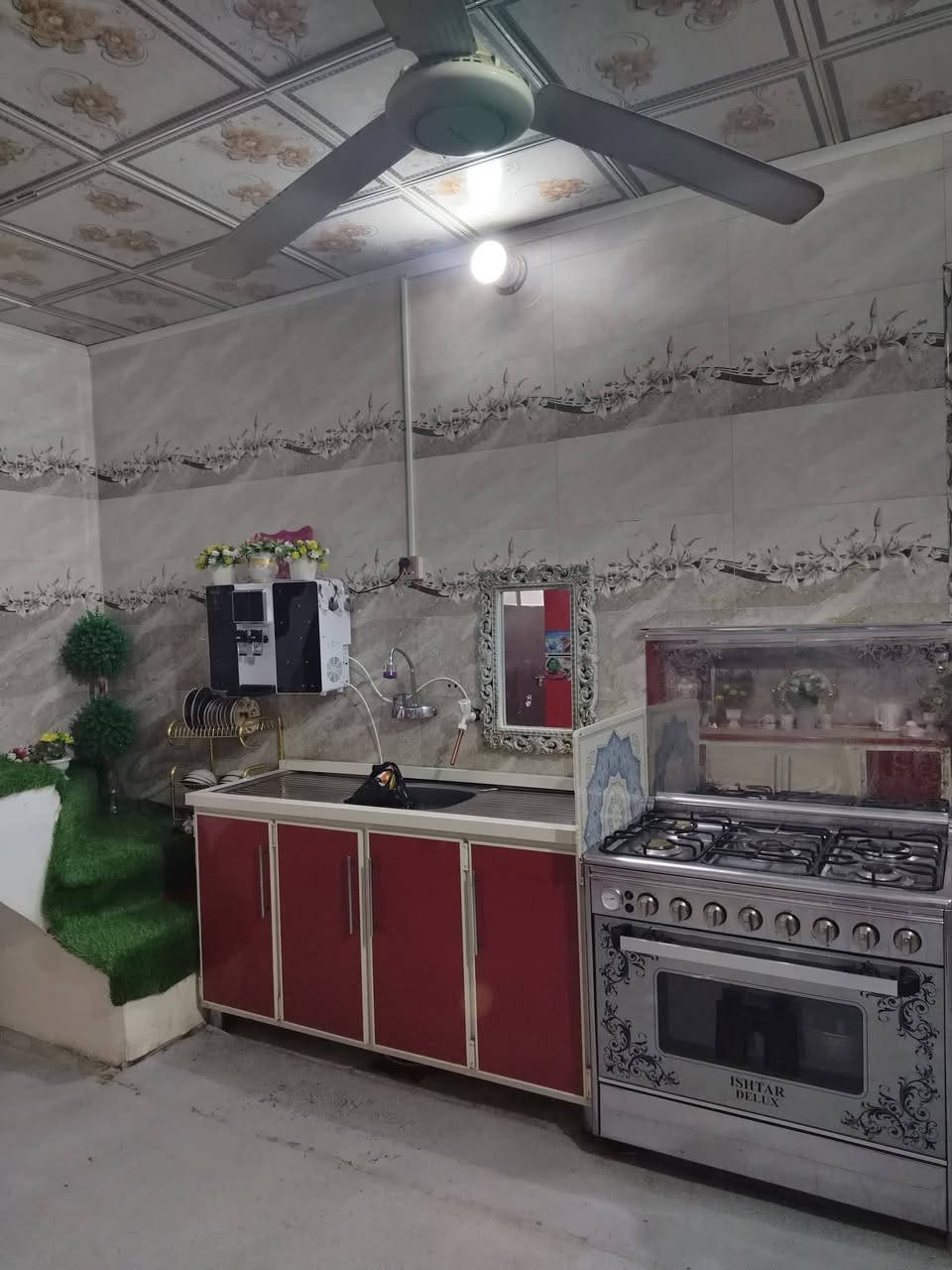 السلام عليكم بيت للبيع المساحه ١٠٠ متر البراكيه شارع المطار القديم قرب أسواق الأمير بناء بلوك سقف صب كونكريت البيت يحتوي على غرفه صاله مطبخ صحيات داخلي وخارجي السعر ٢٤ معه المجال الاستفسار على الرقم ***********
