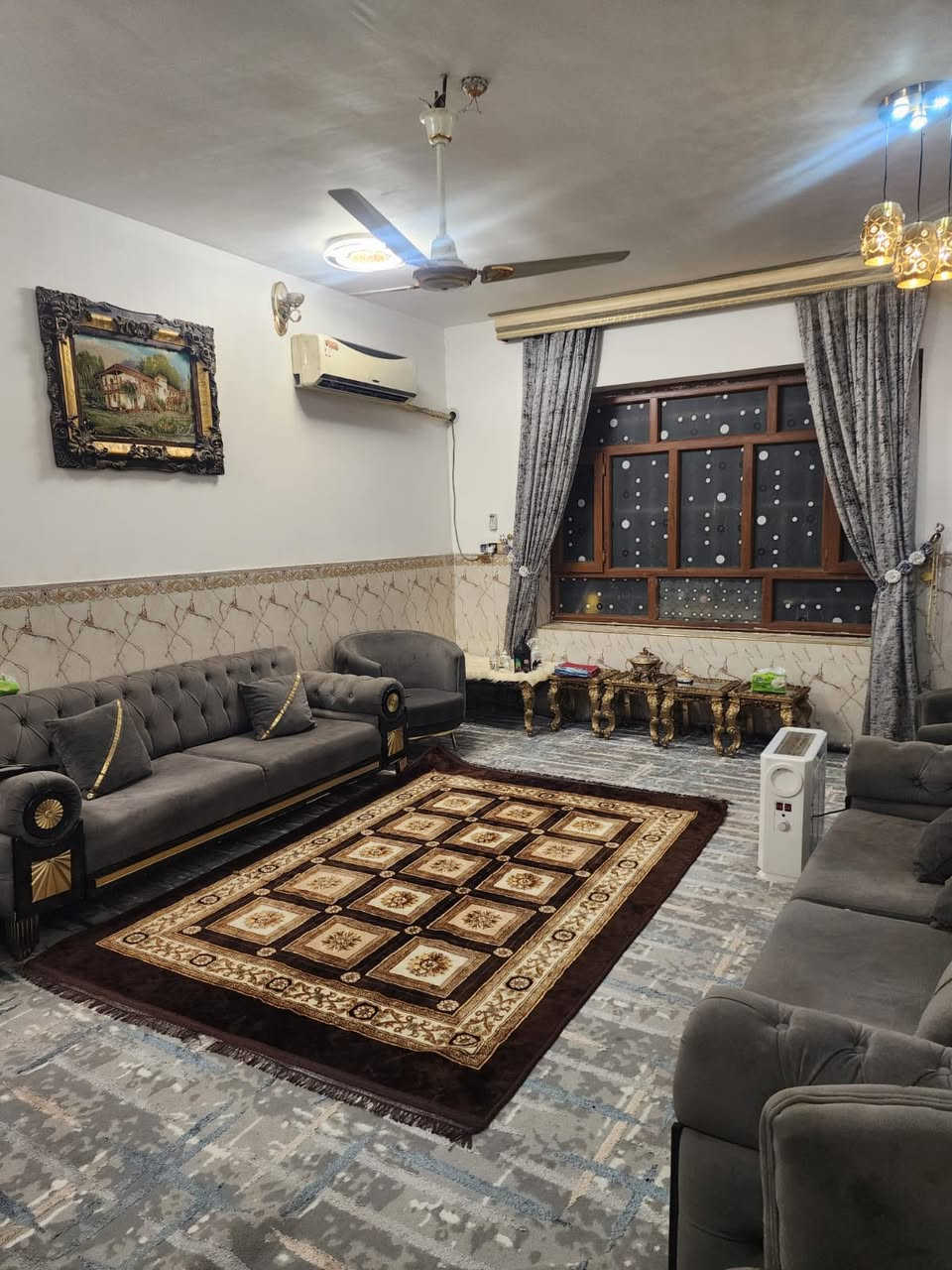 سلام عليكم
بيت للبيع في الرمادي/قادسيه الاولى قرب روضة التاميم
205م
شارع 10 
بناء 2009 وترميم قبل سنتين 
السعر 130 
للتواصل ***********
