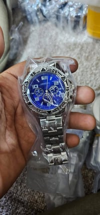 ساعة عدد 200 قطعة سعر قطعة 3 آلاف  جديد  للحجز واتساب  07890003024