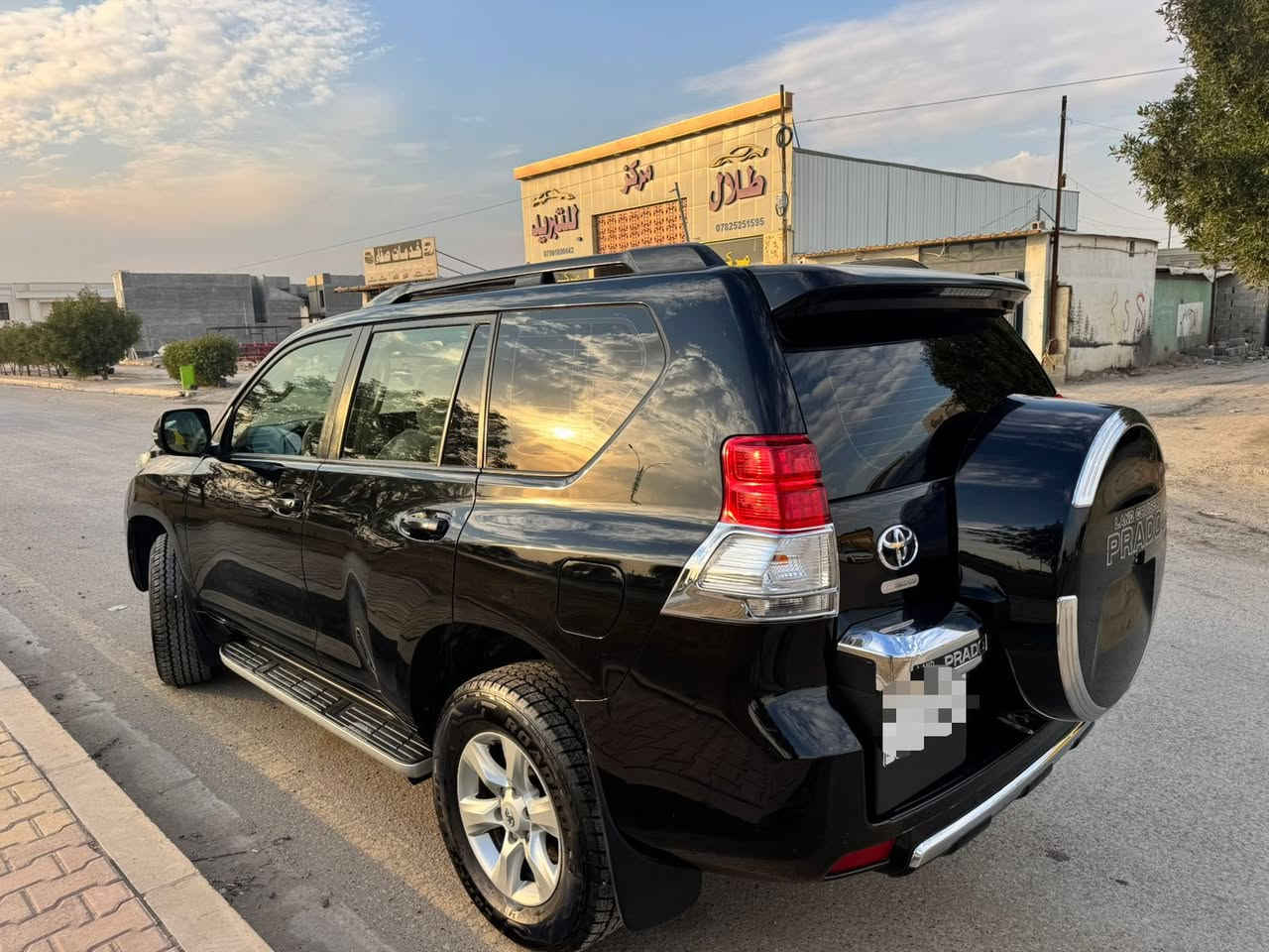 السلام عليكم ورحمة الله للبيع تيوتا برادو 2013 خليجي VX تخم تاير كل السياره علا وضع الشركه كير ومحرك وصدر كله شركه رقم أربيل الجديد صبغ كفاله بيها مكانين بارد فقط وبيها سونار 6 سلندر 7 راكب 3 قطع تبريد ستيرن كهربائي مري شفط فتحه وبصمه ثلاجه وسطيه رقم وسنويه وهزه كلها جديده تحويل مباشر سعرها 285 وبيها مجال قليل الشراي يتصل مكانها بالرمادي 
***********
