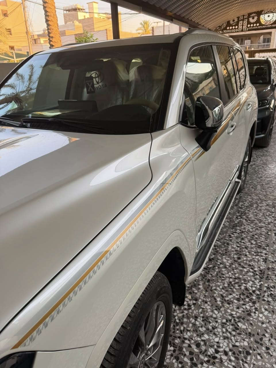 السلام عليكم  للبيع لاندكروز vx 2024
السياره كلين تايتل مغلفه ppf ماشيه 3000 كيلو فقط السياره زيرو  للتواصل او الاستفسار ***********  
محرك v6
* القوة: 271 حصان
* عزم الدوران: 385 نيوتن متر
* ناقل حركة أوتوماتيكي 6 سرعات
* نظام دفع رباعي (4×4)
* سعة خزان الوقود: 110 لتر
    شاشة معلومات وترفيه 12.3 بوصة
* نظام صوت JBL مع 14 سماعة
* دعم Apple CarPlay وAndroid Auto
* مقاعد جلد كهربائي
* تبريد وتدفئة للمقاعد الأمامية
* شاحن لاسلكي للهاتف
* ثلاجة داخلية (Cool Box)
* فتحة سقف بانور
    كاميرات محيطية
* حساسات أمامية وخلفية
* نظام الثبات الإلكتروني
* نظام مانع انغلاق المكابح (ABS)
* مساعد صعود المرتفعات
* حزمة Toyota Safety Sense للسلامة ومساعدة السائق
