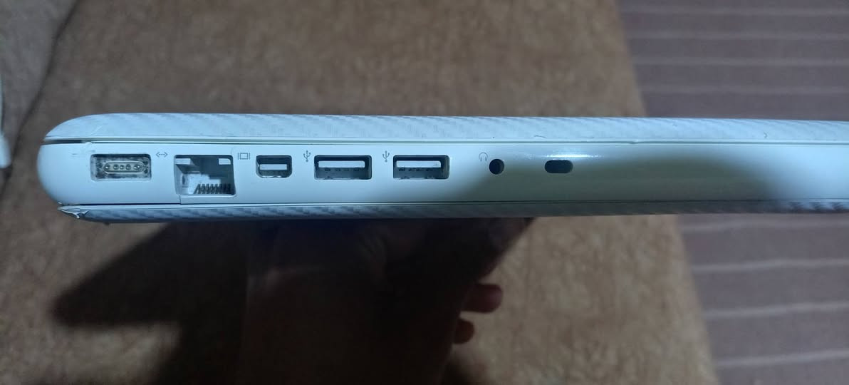 سلام عليكم 
لابتوب ماك بوك للبيع نضيف كدام عينك
سعر 100
مكان بصره شط العرب الكباسي 
رقم الهاتف ***********
