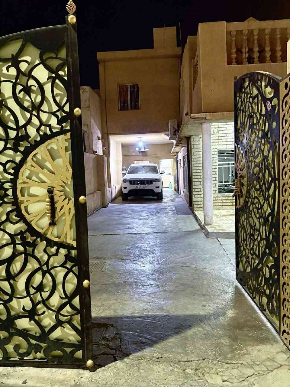 للبيع دار ملك صرف
قضاء بلد / جمعية الامام-حي الزهراء 
قرب مرقد السيد محمد بن علي الهادي عليه السلام 
مساحة ٣٠٠ متر 
واجهة ١٥ متر نزال ٢٠ متر 
التفاصيل 
١.استقبال
٢.هول 
٣.مطبخ بارد 
٤.مطبخ حار 
٥.حمام داخلي + تواليت شرقي 
٦.حمام خارجي للضيوف + تواليت شرقي + تواليت غربي 
٧.غرف نوم عدد٣
٨.كراج كبير  يسع ٣ سيارات 
٩. حديقة منزلية + منور عدد ٢
١٠  .المنطقة  خدمات متكاملة  ماء  مجاري   تبليط   إنارة
للاستفسار 
***********
***********
