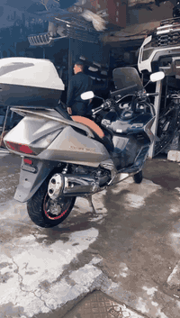 السلام عليكم 
سلفر ونج ٤٠٠
دراجة حلوة ونضيفة مناقصهة شي 
مكان بياع تقاطع درويش 
سعر ١٥٠٠ وبيهة مجال 
***********
