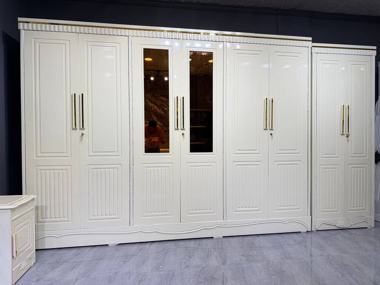 غرفة عراقية، تتكون من9قطع 

✅ الكنتور
•  أبواب CNC
• الخارج: MDF تارس سمك 5 ملم
• الداخل: معاكس أبيض 3 ملم
• الضهر: معاكس أبيض 3 ملم مشدود براغي
• نرمادات شريطية
• الفرشة: بلوك

✅ الصومية
• بلايد أسود
• 6 أرجل


**إذا كنت صاحب هذا الإعلان وتريد حذفه لأي سبب، رجاءا أرسل رسالة إلى الدعم الفني**