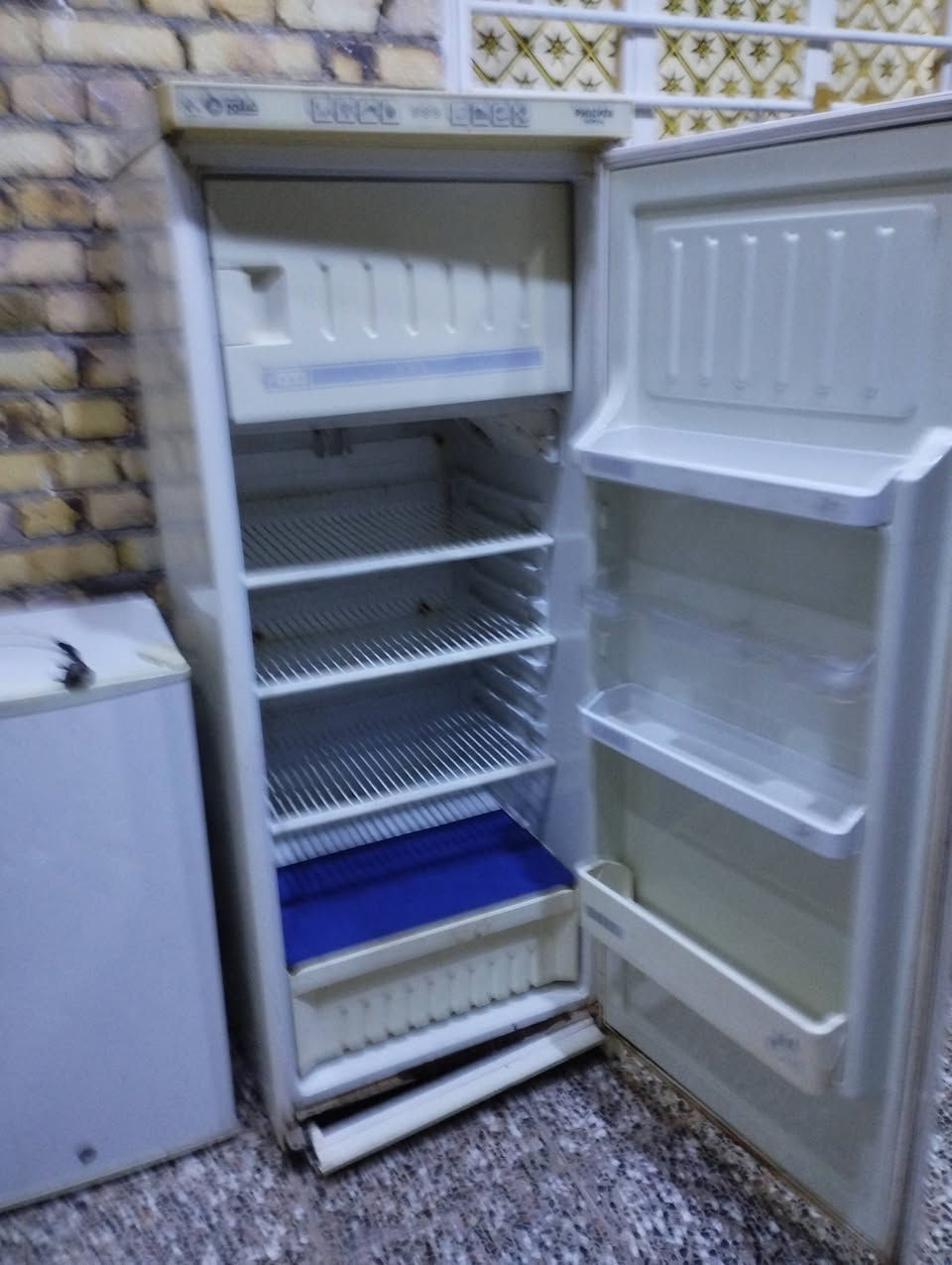 ثلاجه 16قدم للبيع نضيفه تك باب على الفيس موجود وهاذه رقمي ***********
