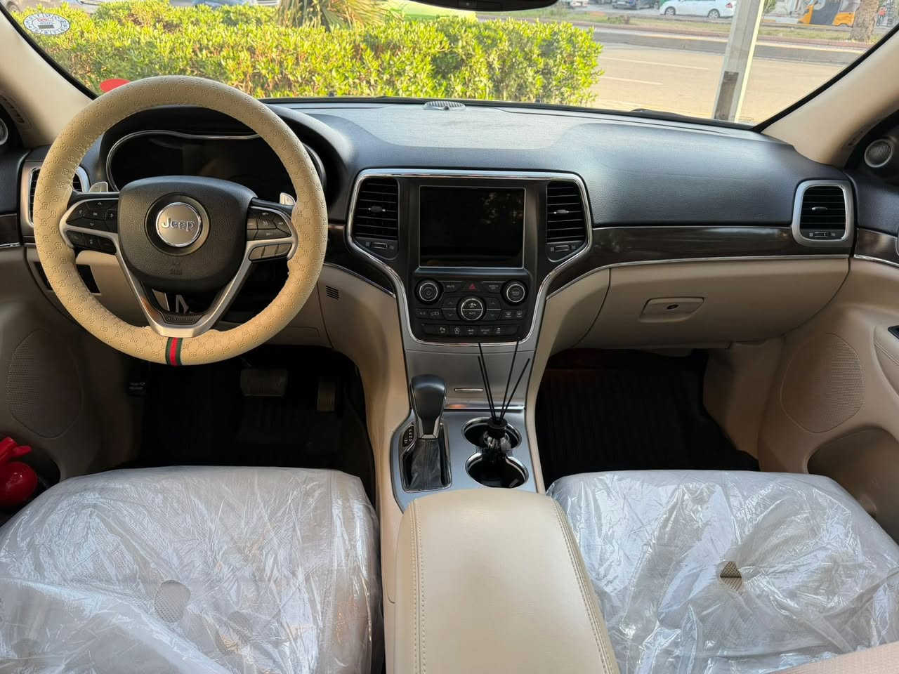 السلام عليكم  جيب كراند شيروكي
الموديل:2018 (خليجي وكالة هارلم )
المحرك : V6. السيارة مكفولة كفالة عامة فقط باب خلفي بي شخط ومصبوغ بدون حادث فقط رش صبغ 
المواصفات :
ماشية63الف كم 
• دفع رباعي 4x4 . 
• ويل قياس 20 انج 
• انارة متحركة 
• سقف بانوراما .
• شاشه كبيرة .
• نظام الخرائط (GPS) 
• ستيرن كهربائي .
• المصابيح الأمامية زنون
• كشافات الضباب زنون .    
• تشغيل عن بعد .
• صندوق كهربائي ..
• حفظ وضعيات الجلوس (ميموري) .
• المقاعد الأمامية كهربائية .
• المقاعد الأمامية تبريد وتدفئة 
• المقاعد الخلفية تدفئة .. 
• حساسات أمامية . 
• حساسات خلفية . 
• كاميرا خلفية دوارة
• تدفئة ستيرن . 
• مانع تصادم خلفي .
• ابل كاربلي وايرلس . 
• محدد سرعة . سقف بنوراما فتحتين
• نظام التشغيل والاطفاء الاوتوماتيكي ( Auto Start System. 
• ⁠مري قلاب
• ⁠مري شفط
• وضعيات قيادة
• ⁠شفتات ستيرن
• ⁠داخل بيجي 
مكاني بغداد حي اور 
***********
