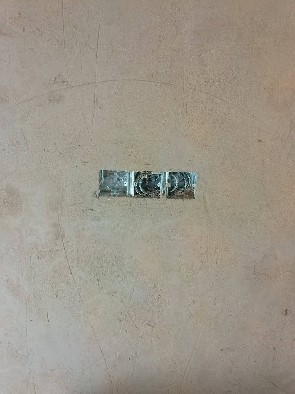 السلام عليكم گادر جص وبياض واسمنت جص +بياض المتر ب 6 تشميع خارجي المتر ب 3 تشميع داخلي المتر ب 2. اسمنت اجراره المتر ب 5 السقل المتر ب 6 تصفير حمامات ومطابخ المتر ب 9 شغل نضيف درجه أولئ للأستفسار اتصال أو واتساب *********** /*********** مكاني بغداد
