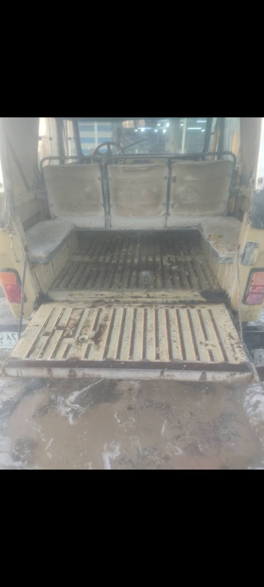 سيارة 2005 شاصي وكير مكفول مكينه بيها تبخير مكينه فيفيتي فيشة وحدة بدي ولحواض بعد بزفتهن جديد سعر خمس ملاين وربع وبيها مجال قليل حك جية المكان البصرة الزبير ***********          5250
