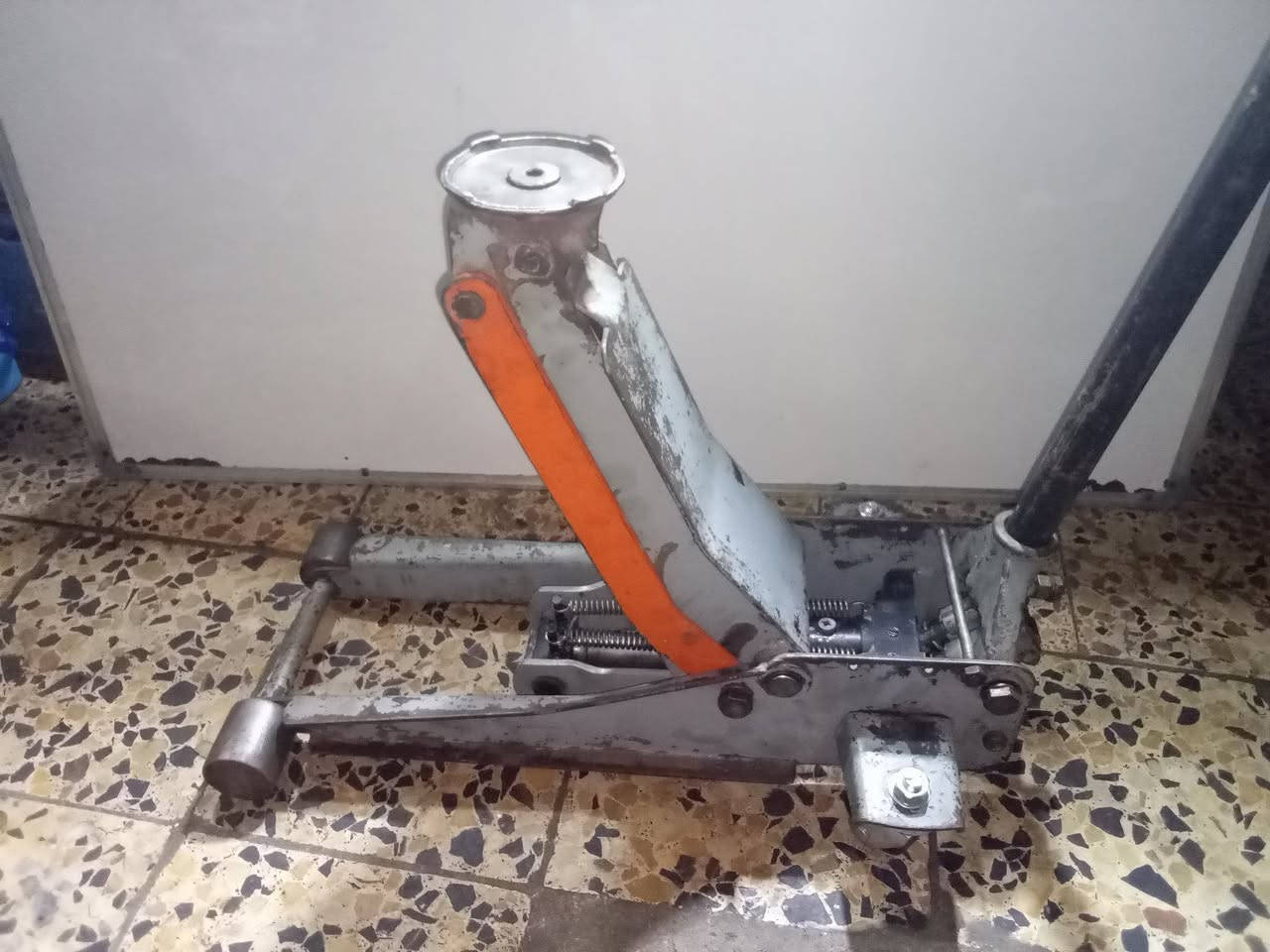 ⭕ يوجد توصيل لكافه المحافظات
جك تمساح 5 طن كامل وعل الفحص دبل بستم قديم باب اول اصلي ارتفاعه 50 سم والسعر 100 الف
***********
