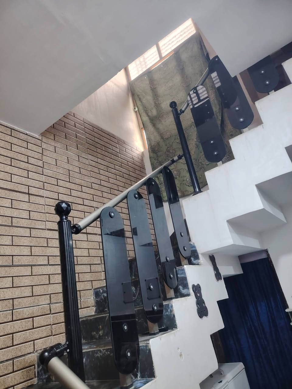 السلام عليكم ورحمة الله وبركاته بيت مساحة ١٣٦َنزال ١٨الواجهة ٧ونص بناء حديث يحتوي على غرفة نوم ومطبخ وبراني وصالة وصحيات خارجية الرباط كونكريت والسقف مطلوب إسكان ٤٥ السعر الخاص حي النهضة الثالثة البيت على شارع تبليط قرب مدرسة الخلاني الاتصال على الرقم *********** صاحب الدار
