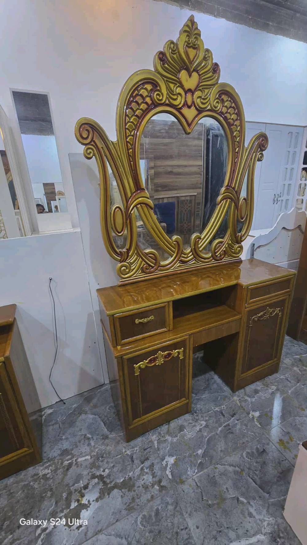 غرفة نوم فاخرة ومميزة تتضمن خزانة كبيرة مع تفاصيل زخرفية مذهلة ومرايا أنيقة. تصاميمها مستوحاة من الفن الكلاسيكي مما يضفي جمالية وجو راقي على الغرفة. الخشب ذات جودة عالية وبألوان دافئة تضيف رونق وجو من الدفء والراحة إلى أي غرفة نوم.