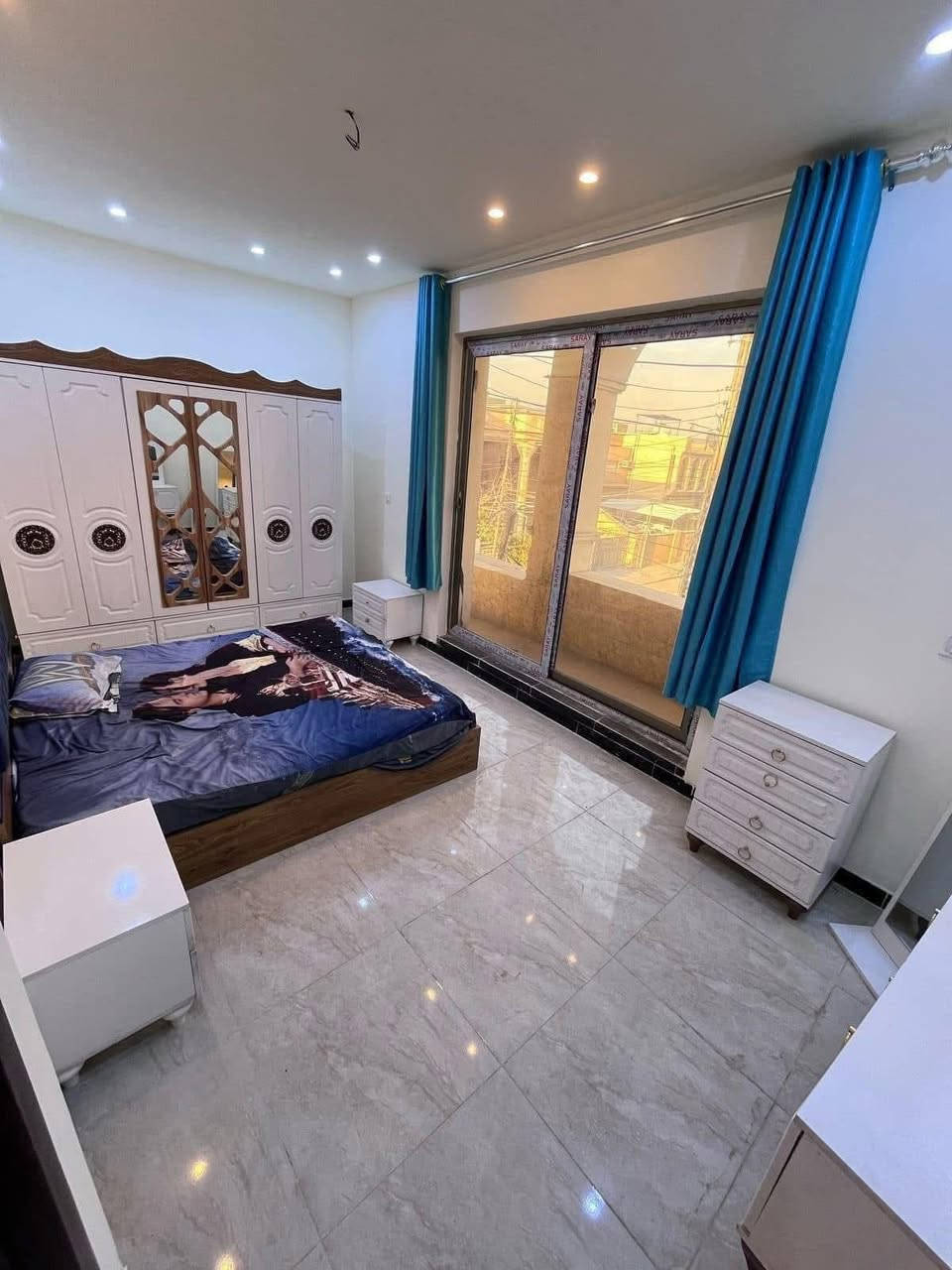 للإيجار في السيدي
بيت طابقين (مساحه 50م)(نضيف جداً زيرو) ⚜️

يحتوي على مدخلين و صاله ومطبخ وخدمات صحيه بكل طابق و غرفتين نوم (وحده سويت) ⚜️

الموقع : السيديه - قرب شارع النخيل

الأيجار : 850 الف 

للاستفسار ***********
