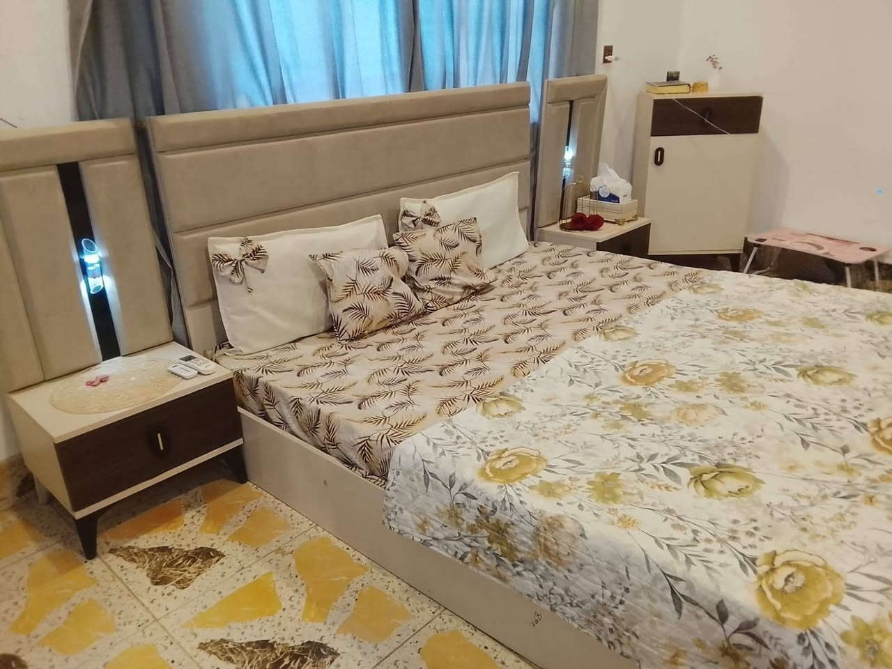 غرفه نوم 10 قطع للبيع استخدام شهرين غرفه كلش نضيفه فقط تخت مخزن جكات فقط مستطر مال  طابوريه اثناء الشد نكسرت من النص وكلشي ماعليها ولا تبين 
السعر مليون و150 الف وبيها مجال التواصل واتساب ورقم ايضا 
***********
