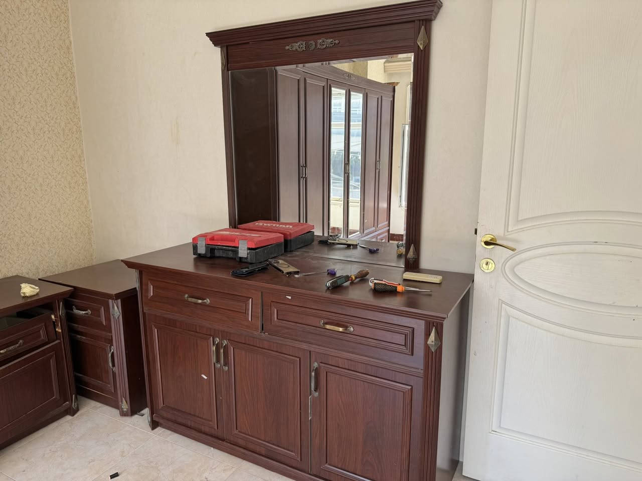 غرفة اخشاب ٦ قطع كلش نضيفه للبيع بسعر مناسب 
للستفسار ***********
غنوانه بكرجو شارع عوال مقابيل حديقه كوستجم او مدرسة شنيار للبنات
