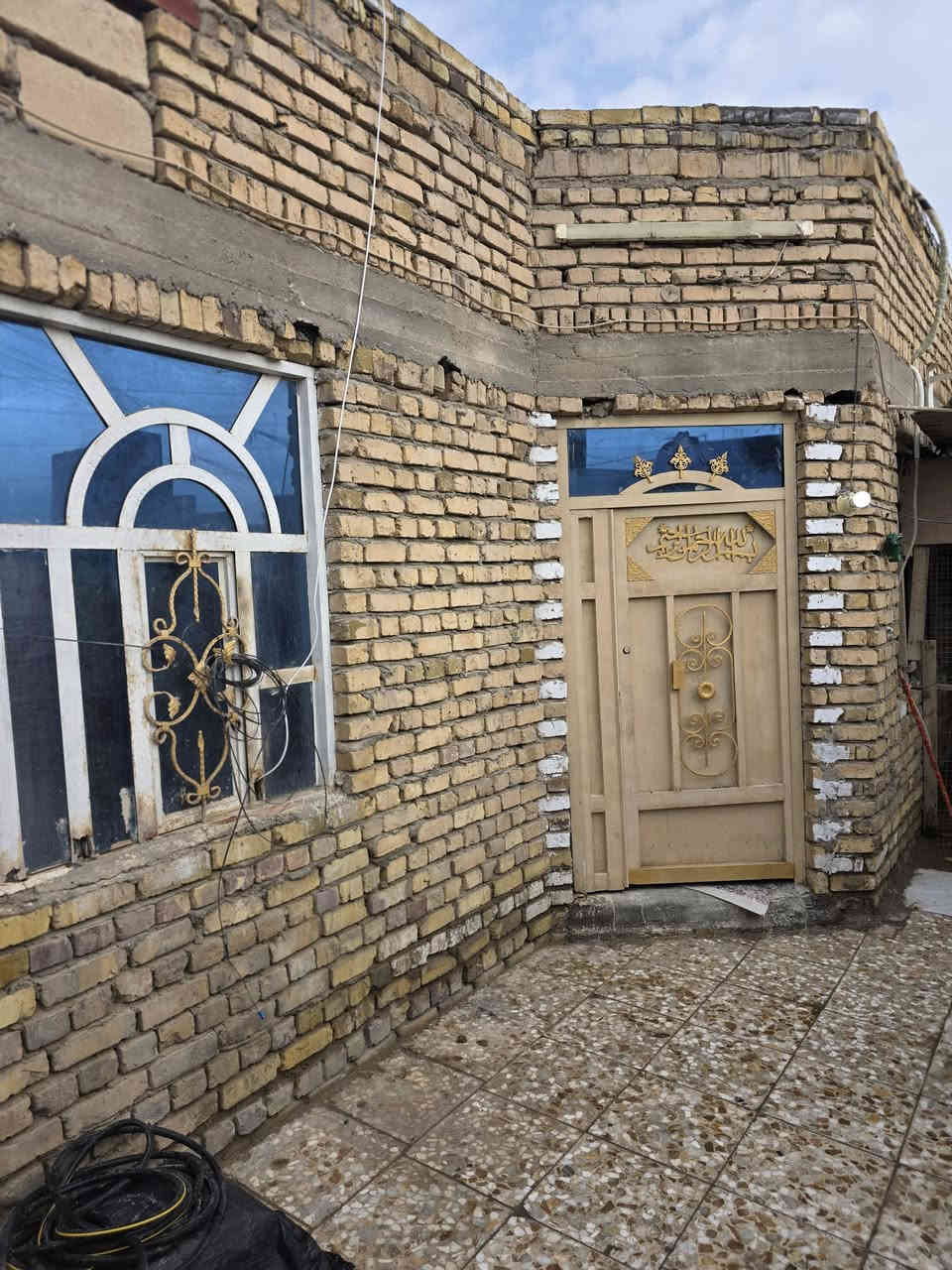 السلام عليكم بيت زراعي ركن عله شارعين مساحه ١٥٠ م بناء طابوك
التفاصيل غرف ١ + صاله + مطبخ + ديوانيه + صحيات داخليه وخارجيه 
المكان سوق الشيوخ قريه النصر يبعد عن الشارع الرئيسي ٢٥٠ متر حوالي   السعر ٤٣ مليون وبي مجال 
للستفسار *********** واتساب ***********
