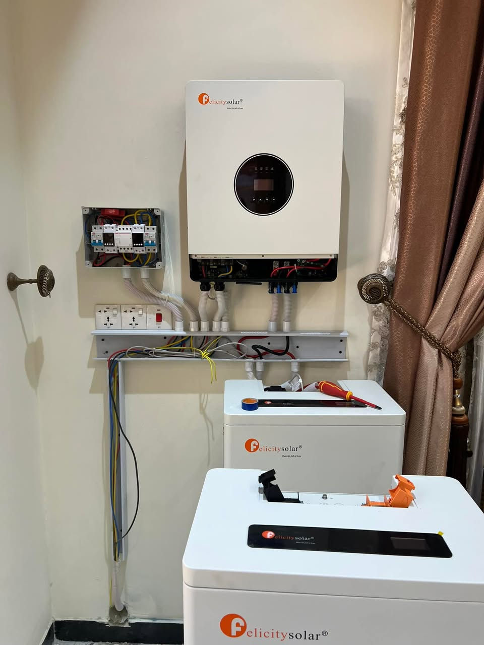 تم بعون الله تنصيب منضومة طاقة شمسية 
30امبير نهاري ليلي
/بطارية 15kw عدد2 نوع فلستي سولر 🔋
/انفيرتر 8kw نوع فلستي فولر
/الواح نوع لونجي هيمو x10 عدد 14
للمراسلة والاستفسار على الارقام ***********-***********
موقع المكتب بابل الحصوة
