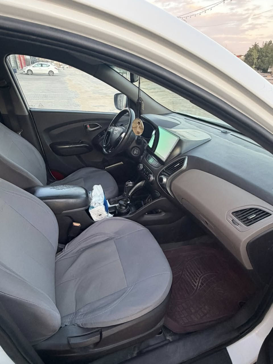 سلام عليكم 
توكسان مديل ١٦ 
خليجي سياره حلوه ونضيفه 
بيه بنيد مصبوغ وجاملغ مبدل نفس اللون 
مكينه كير حداديه كفاله 
السياره ماشيه ١٨٠ اصل
فور ويل لمتد 
رقم بغداد الجديد مداور ثاني يوم 
مكانه النجف 
السعر ١٣٩ وبيه مجال بسيط 
للاستفسار ***********
