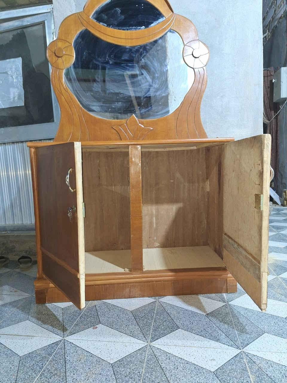 للبيع  ميز مرايه   السعر ٣٠ ألف    خاص أو التصال  ***********
