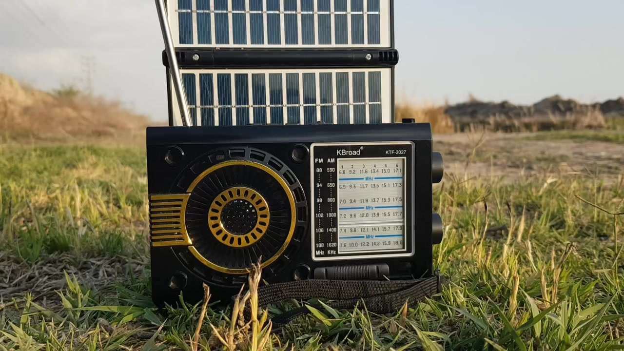هذا الجهاز هو راديو محمول من علامة KBroad، طراز KTF-2027، وهو جهاز متعدد الوظائف يعمل بالطاقة الشمسية.
المميزات والمواصفات الرئيسية:
نظام طاقة مزدوج: مزود بلوحة شمسية مدمجة وقابلة للطي للشحن، كما يدعم الشحن عبر كابل USB.
تعدد الموجات: يدعم استقبال موجات الراديو FM و AM بالإضافة إلى موجات قصيرة (SW) تصل إلى 8 نطاقات.
تشغيل الوسائط: يدعم اتصال Bluetooth، ويحتوي على مداخل لفلاشة USB وبطاقة ذاكرة Micro SD (TF Card) لتشغيل ملفات MP3.
إضافات عملية: يحتوي الجهاز على كشاف إضاءة LED جانبي لاستخدامه في حالات الطوارئ أو التخييم.
تصميم كلاسيكي: يتميز بواجهة تشغيل كلاسيكية مع مؤشر تردد ميكانيكي لسهولة التوليف.  
Instagram
 +3
هذا الجهاز مثالي للاستخدام في الرحلات الخارجية، التخييم، أو كجهاز طوارئ في حال انقطاع التيار الكهربائي بفضل قدرته على الشحن بالطاقة الشمسية.


**إذا كنت صاحب هذا الإعلان وتريد حذفه لأي سبب، رجاءا أرسل رسالة إلى الدعم الفني**