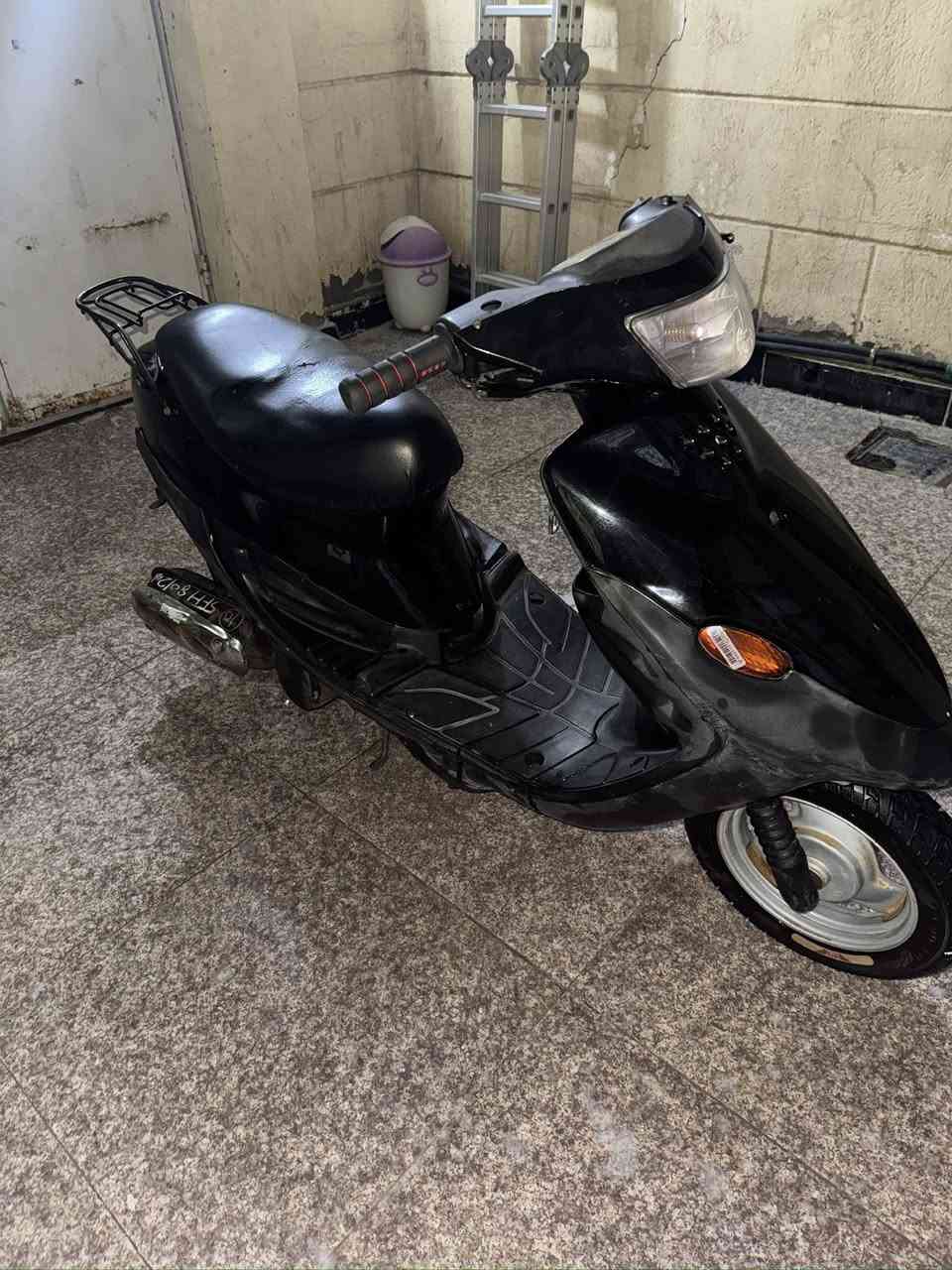 السلام عليكم
دراجه بيجي ما مفتوحه كامله كلشي بيها كامل
ماعدا الباتري كاعد السلف شغال 
السعر ٤٥٠ وبيها مجال عنواني الناصرية مركز ***********
