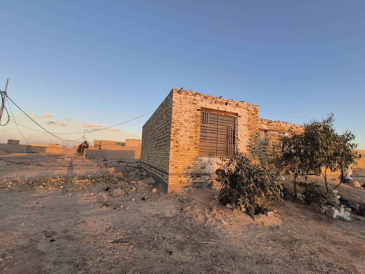 السلام عليكم بيت للبيع 125متر البناء جديد الاساس صب والسقف عكاده فرمستون البيت يحتوي على غرفتين وصاله ومطبخ وستقبال وصحيات خارجيه والبيت على ساحه وحديقه مقابيلها لموقع يقع في الحيدريه حي التحدي ورقم العقار 5382 
السعر 45وبي مجال قليل رقم الهاتف ***********
